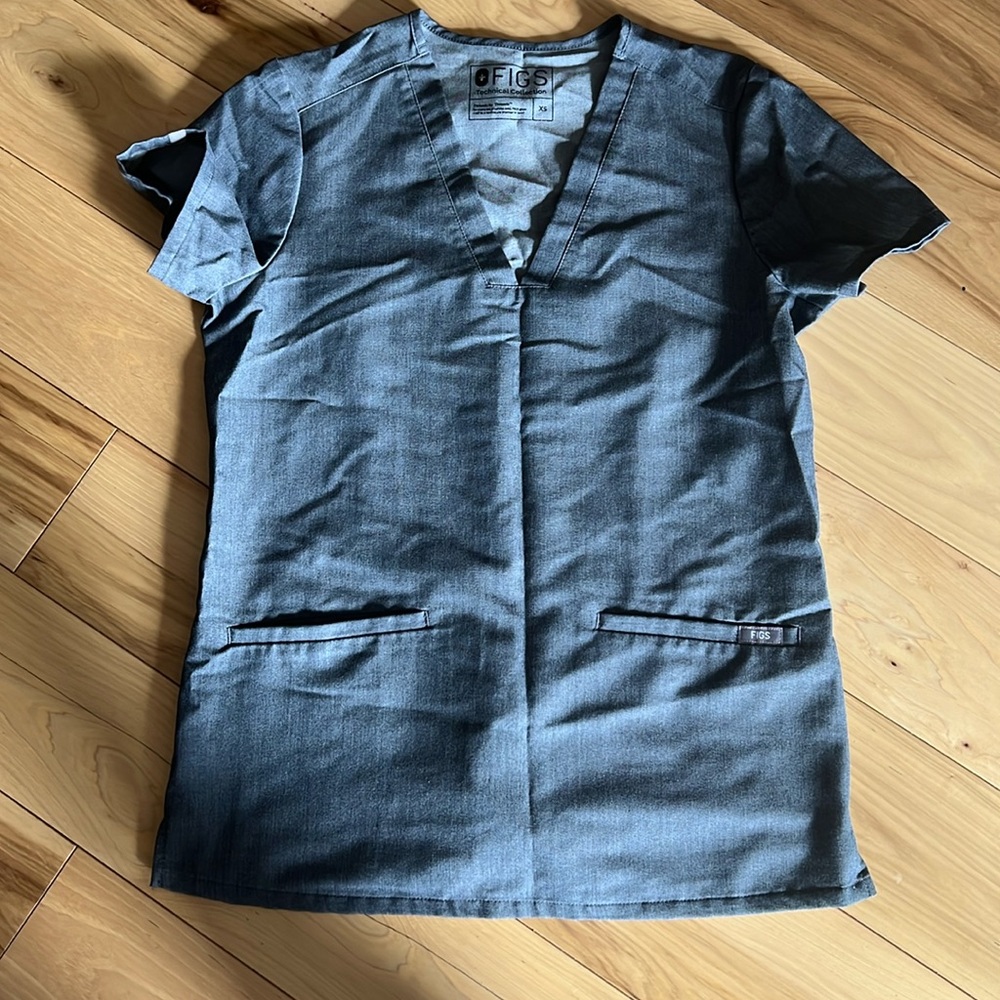 Women’s Figs Graphite Casma Three pocket scrub top
